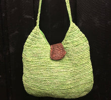 Load image into Gallery viewer, Limgrön flätad väska i bast med brun detalj från kooperativ