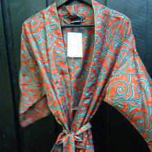 Load image into Gallery viewer, Knälång Kimono - Vintage, återvunnet Sarisilke