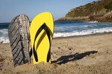 Load image into Gallery viewer, Flipflop av återvunna bildäck - Apelsingul