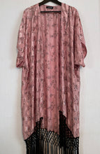 Load image into Gallery viewer, Puderrosa Kimono med svart frans tillverkad av återvunnet sarisilke