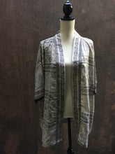 Load image into Gallery viewer, Höftkort Kimono i återvunnet sarisilke - Sissel Edelbo