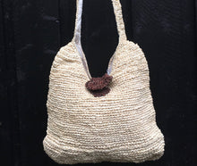 Load image into Gallery viewer, Beige flätad väska i bast med bruna detaljer från ett kooperativ I indonesien 