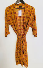 Load image into Gallery viewer, Kimono I återvunnet sarisilke från sissel Edelbo