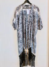 Load image into Gallery viewer, Återvunnet sarisilke med kinesiskt motiv Kimono med frans